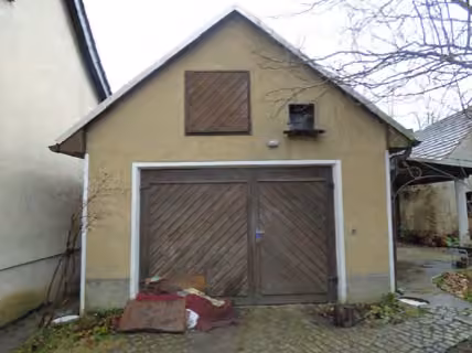 Zwangsversteigerung Einfamilienhaus in Schipkau, Klettwitz – Freisitz am Garagengebäude und Blick auf das ruinöse Nebengebäude.
