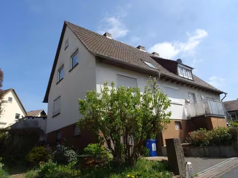 Zwangsversteigerung Zweifamilienhaus in Guxhagen, Ellenberg – Wohnhaus Ansicht von Westen mit Eingangsbereich.