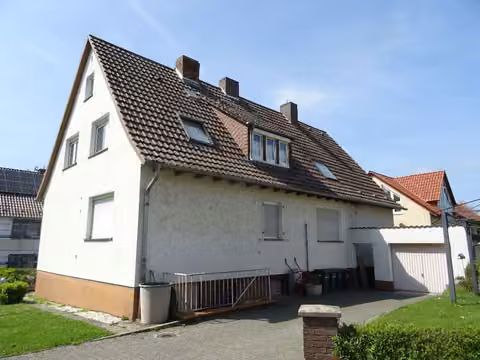 Zwangsversteigerung Zweifamilienhaus in Guxhagen, Ellenberg – Wohnhaus Ansicht von Osten mit Hofbereich.
