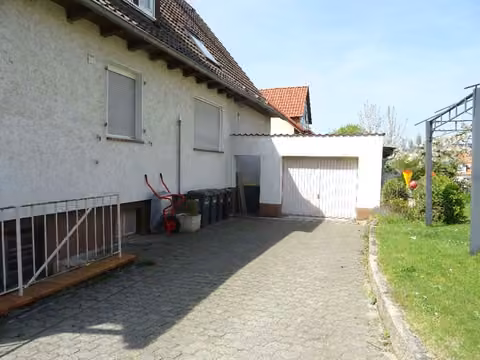 Zwangsversteigerung Zweifamilienhaus in Guxhagen, Ellenberg – Freistehende Garage Ansicht von Südosten.