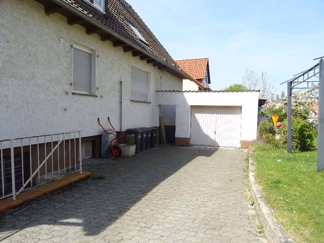 Zwangsversteigerung Zweifamilienhaus in Guxhagen, Ellenberg – Freistehende Garage Ansicht von Südosten.