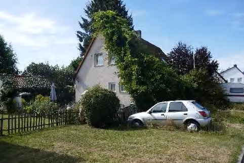 Zwangsversteigerung Einfamilienhaus in Erbach – Straßenansicht der östlichen Giebelseite.