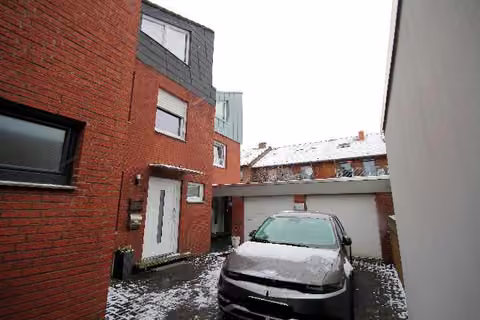 Zwangsversteigerung Eigentumswohnung in Haltern am See, Haltern Stadt – Eingangsseitige Außenansicht des Reihenmittelhauses mit Hauseingang und Fenstern.