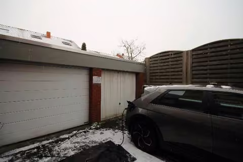 Zwangsversteigerung Eigentumswohnung in Haltern am See, Haltern Stadt – Ansicht der Garagenzeile mit der zugehörigen rechten Garage.