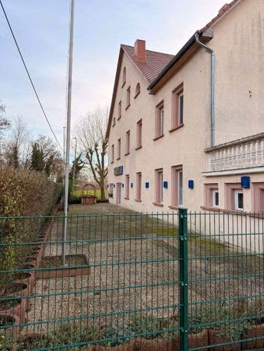 Zwangsversteigerung Wohn-/Geschäftshaus in Altrip – Detailansicht der grenzständig errichteten Dachterrasse.