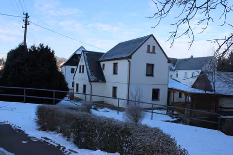 Zwangsversteigerung Einfamilienhaus in Cunewalde, Mittelcunewalde – Vorderansicht des Einfamilienhauses im winterlichen Zustand