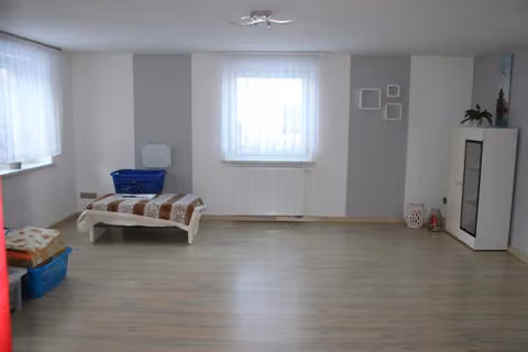 Zwangsversteigerung Einfamilienhaus in Cunewalde, Mittelcunewalde – Innenaufnahme des Wohnzimmers im Erdgeschoss