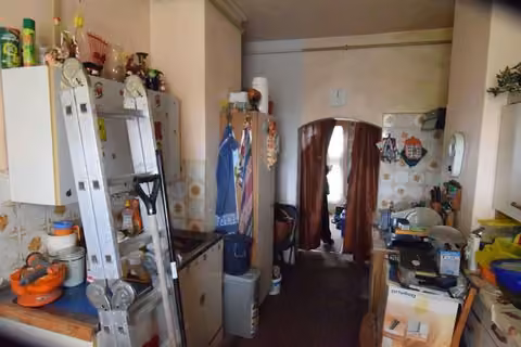 Zwangsversteigerung Doppelhaushälfte in Elbe-Parey, Parey – Badezimmer im Erdgeschoss mit Duschkabine