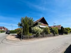 Zwangsversteigerung Einfamilienhaus in Bienstädt – Vorderansicht und Seitenansicht des Einfamilienhauses mit Vorplatz.