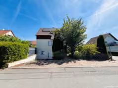 Zwangsversteigerung Einfamilienhaus in Bienstädt – Frontale Straßenansicht des Einfamilienhauses.