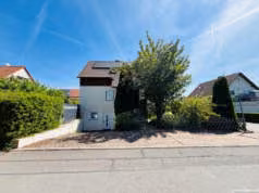 Zwangsversteigerung Einfamilienhaus in Bienstädt – Frontale Straßenansicht des Einfamilienhauses.