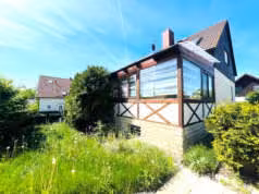 Zwangsversteigerung Einfamilienhaus in Bienstädt – Rück- und Seitenansicht mit Anbau und Wintergartenbereich.