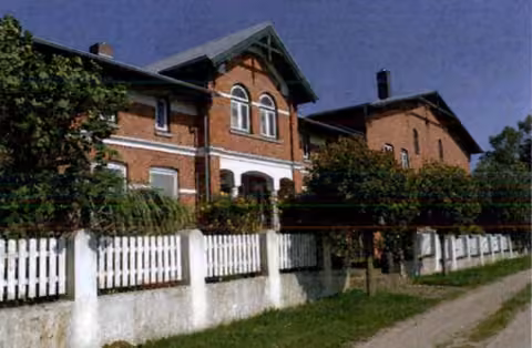 Zwangsversteigerung Gewerbe in Kaisborstel – Südansicht des Ensembles aus Wohnhaus und angrenzendem Wirtschaftstrakt.