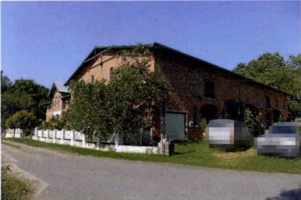 Zwangsversteigerung Gewerbe in Kaisborstel – Nordansicht des Wirtschaftstraktes mit Zufahrt und Hoffläche.