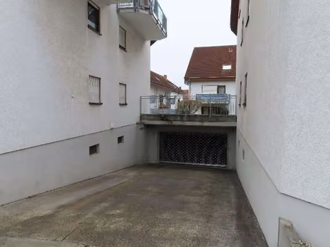 Zwangsversteigerung Eigentumswohnung in Nußloch – Straßenansicht des Mehrfamilienhauses Kurpfalzstraße 108.