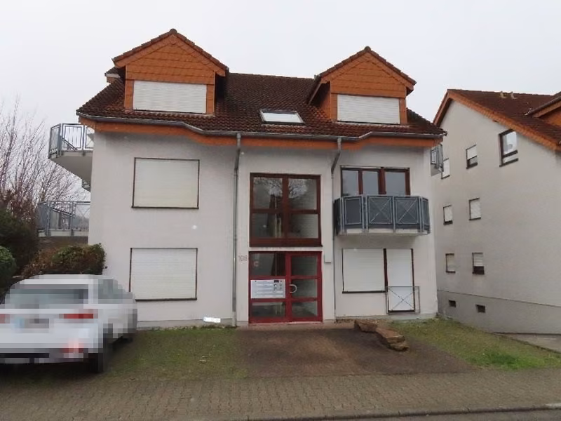 Zwangsversteigerung Eigentumswohnung in Nußloch – Treppenhaus im Gebäude mit Natursteinbelag.