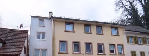 Zwangsversteigerung Gewerbe in Schönau – Straßenseitige Ansicht des Vorderhauses mit Gaststätteneingang.