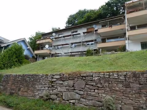Zwangsversteigerung Eigentumswohnung in Schönau – Südwestansicht der Gesamtanlage in Hanglage.
