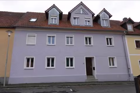 Zwangsversteigerung Zweifamilienhaus in Oberviechtach – Straßenansicht des Zweifamilienhauses aus nordwestlicher Richtung.