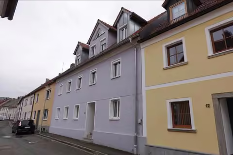 Zwangsversteigerung Zweifamilienhaus in Oberviechtach – Straßenansicht entlang der Sailergasse aus südwestlicher Richtung.