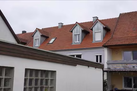 Zwangsversteigerung Zweifamilienhaus in Oberviechtach – Rückansicht des Objekts mit Dachgauben aus östlicher Richtung.