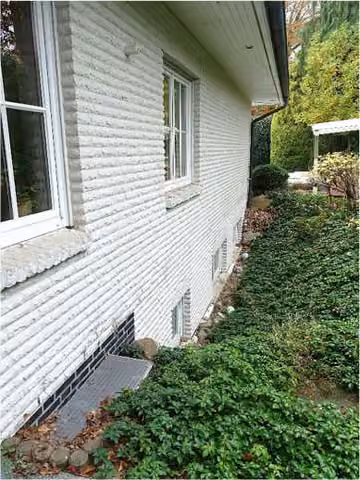 Zwangsversteigerung Einfamilienhaus in Hamburg, Wohldorf-Ohlstedt – Gartenansicht mit Außenpool und angrenzendem Wohnhaus.