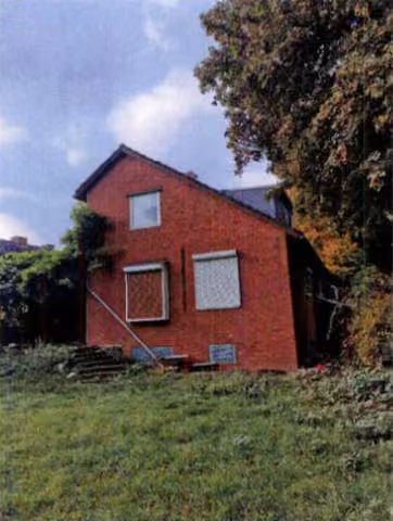Zwangsversteigerung Einfamilienhaus in Hamburg, Jenfeld – Rückansicht des Wohnhauses mit Gartenbereich.