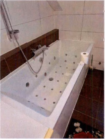 Zwangsversteigerung Einfamilienhaus in Hamburg, Jenfeld – Badezimmer im Dachgeschoss mit Whirlpool-Wanne.