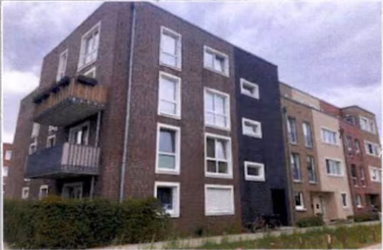Zwangsversteigerung Eigentumswohnung in Hamburg, Jenfeld – Außenansicht Ost mit Kennzeichnung der Wohnungseinheit.