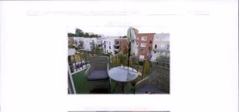 Zwangsversteigerung Eigentumswohnung in Hamburg, Jenfeld – Balkon der Wohnung mit Blick in die Umgebung.