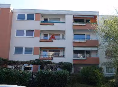 Zwangsversteigerung Eigentumswohnung in Wolfsburg, Westhagen – Außenansicht der Wohnanlage mit Markierung der Wohnung im 3. Obergeschoss.