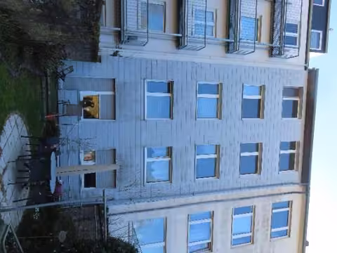 Zwangsversteigerung Mehrfamilienhaus in Aachen, Steffensviertel – Rückfassade des Mehrfamilienhauses mit Blick auf die Fensterachsen.