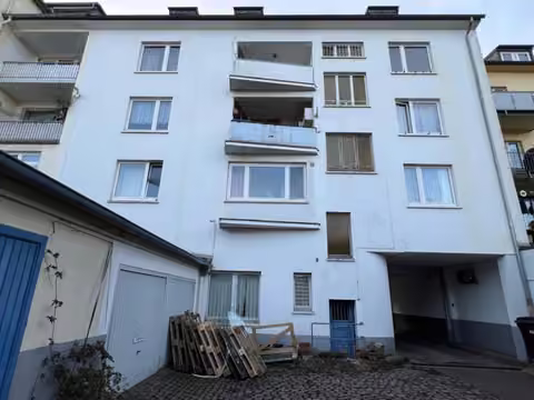 Zwangsversteigerung Eigentumswohnung in Solingen, Mitte – Straßenansicht des Wohn- und Geschäftshauses mit Lage des Wohneigentums im 3. OG