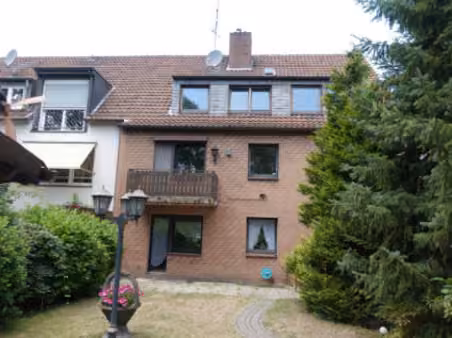 Zwangsversteigerung Mehrfamilienhaus in Oberhausen, Osterfeld – Vorderansicht des Dreifamilienhauses mit Vorgarten und Garagenzufahrt.