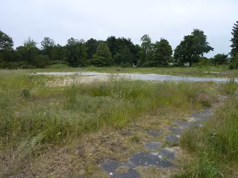 Zwangsversteigerung Eigentumswohnung in Halle – Grundstücksansicht von Westen mit Blick über die Brachfläche.