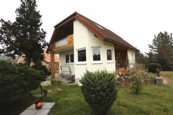 Zwangsversteigerung Einfamilienhaus in Weißwasser/O.L. – Südostansicht des Einfamilienhauses mit Terrasse