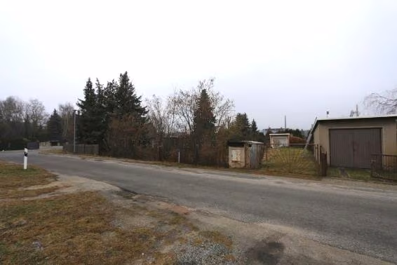 Zwangsversteigerung Einfamilienhaus in Weißwasser/O.L. – Blick von der Gutenbergstraße auf das Pachtgartengrundstück