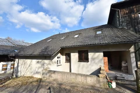 Zwangsversteigerung Eigentumswohnung in Schalkau, Bachfeld – Südwestansicht der Hinterseite mit Haupteingang im Obergeschoss.