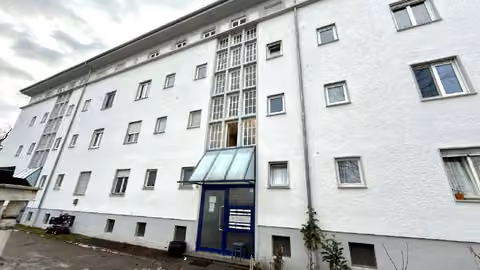 Zwangsversteigerung Eigentumswohnung in Augsburg, Hochfeld – Eingangsansicht des Wohngebäudes Alter Postweg 54a.