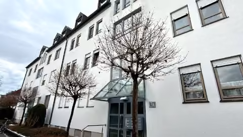 Zwangsversteigerung Eigentumswohnung in Augsburg, Hochfeld – Eingangsbereich des Wohnhauses Hugo-Junkers-Straße 7A.