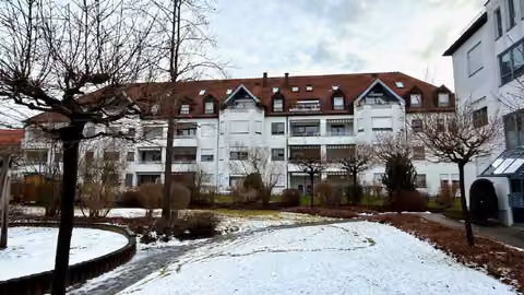 Zwangsversteigerung Eigentumswohnung in Augsburg, Hochfeld – Westansicht der Wohnanlage Hugo-Junkers-Straße mit markierter Lage im 2. Obergeschoss.
