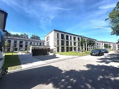 Zwangsversteigerung Eigentumswohnung in Haar, Eglfing – Vorderansicht des Mehrfamilienhauses Apfelwiese 14 mit parkähnlichen Außenanlagen.