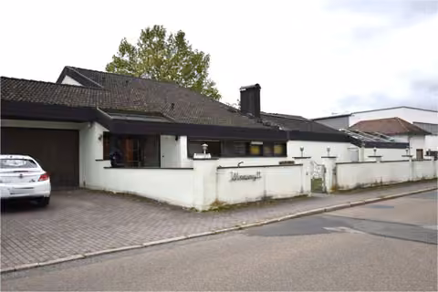 Zwangsversteigerung Einfamilienhaus in Neumarkt i. d. OPf. – Straßenansicht des Wohnhauses mit Einfahrt und Vorgartenbereich