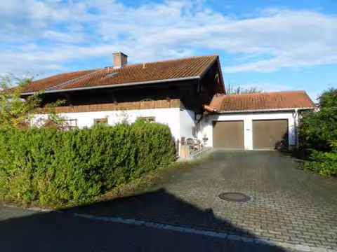 Zwangsversteigerung Einfamilienhaus in Altenmarkt a.d. Alz – Außenansicht des Einfamilienhauses mit Doppelgarage von Osten.