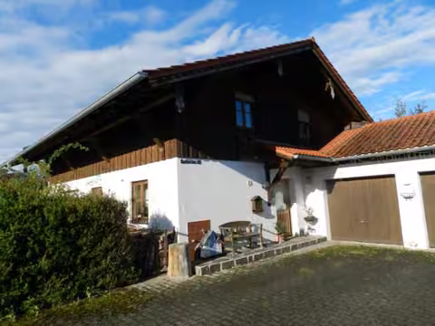 Zwangsversteigerung Einfamilienhaus in Altenmarkt a.d. Alz – Ansicht des Wohnhauses und der Doppelgarage von Nordost.