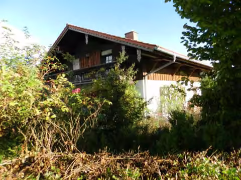 Zwangsversteigerung Einfamilienhaus in Altenmarkt a.d. Alz – Südostansicht des Wohngebäudes mit Gartenbereich.