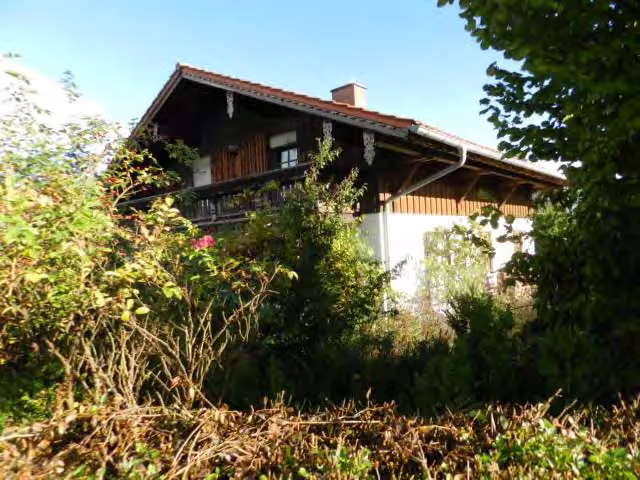 Zwangsversteigerung Einfamilienhaus in Altenmarkt a.d. Alz – Südostansicht des Wohngebäudes mit Gartenbereich.