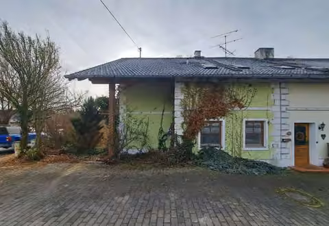 Zwangsversteigerung Doppelhaushälfte in Obergeislbach – Außenansicht Nord mit gepflasterter Zufahrt.