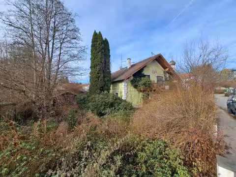 Zwangsversteigerung Doppelhaushälfte in Obergeislbach – Ansicht des verwilderten Gartenbereichs und des Wohnhauses.
