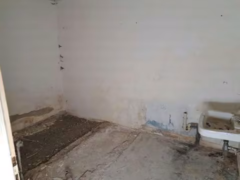 Zwangsversteigerung Doppelhaushälfte in Obergeislbach – Badezimmer im Erdgeschoss im unfertigen Rohbauzustand.